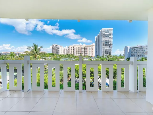 2-bedroom condo for sale in Key Biscayne - 1121 Crandon Blvd E501 - MondialRealty