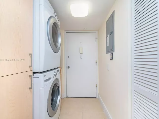 2-bedroom condo for sale in Key Biscayne - 1121 Crandon Blvd E501 - MondialRealty