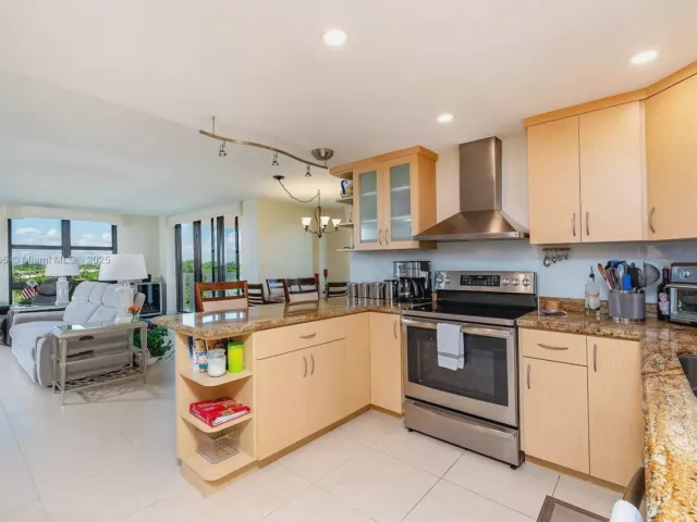 2-bedroom condo for sale in Key Biscayne - 1121 Crandon Blvd E501 - MondialRealty