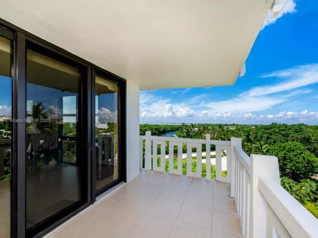 2-bedroom condo for sale in Key Biscayne - 1121 Crandon Blvd E501 - MondialRealty