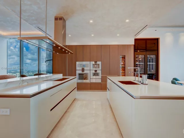 4-bedroom condo for rent in Sunny Isles Beach - 18501 Collins Ave 5001 - MondialRealty