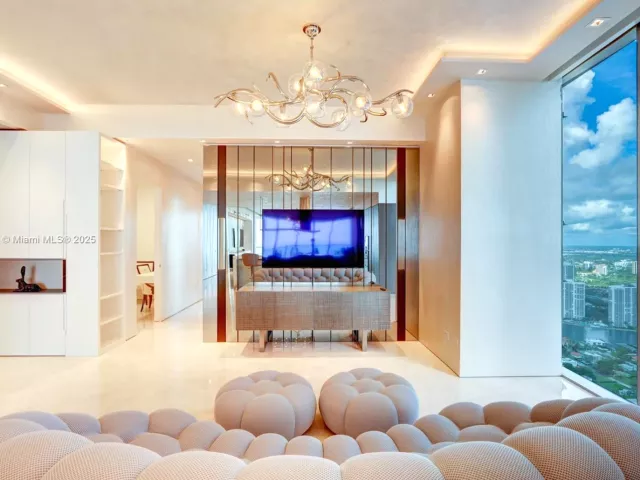 4-bedroom condo for rent in Sunny Isles Beach - 18501 Collins Ave 5001 - MondialRealty