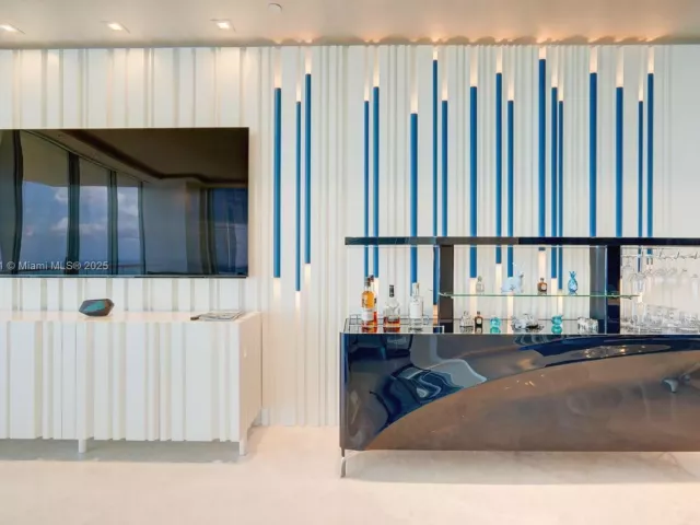 4-bedroom condo for rent in Sunny Isles Beach - 18501 Collins Ave 5001 - MondialRealty