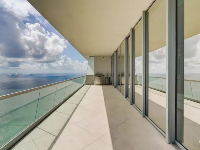 4-bedroom condo for rent in Sunny Isles Beach - 18501 Collins Ave 5001 - MondialRealty