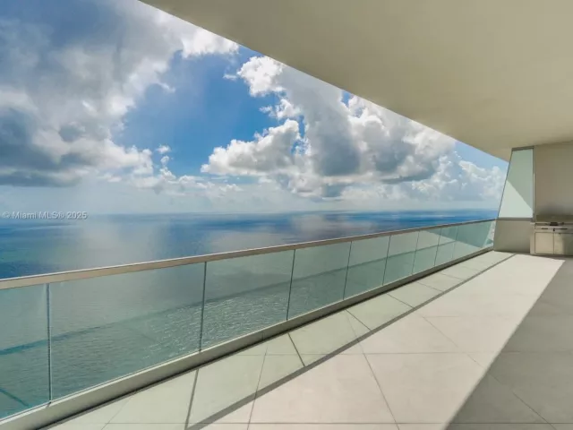 4-bedroom condo for rent in Sunny Isles Beach - 18501 Collins Ave 5001 - MondialRealty