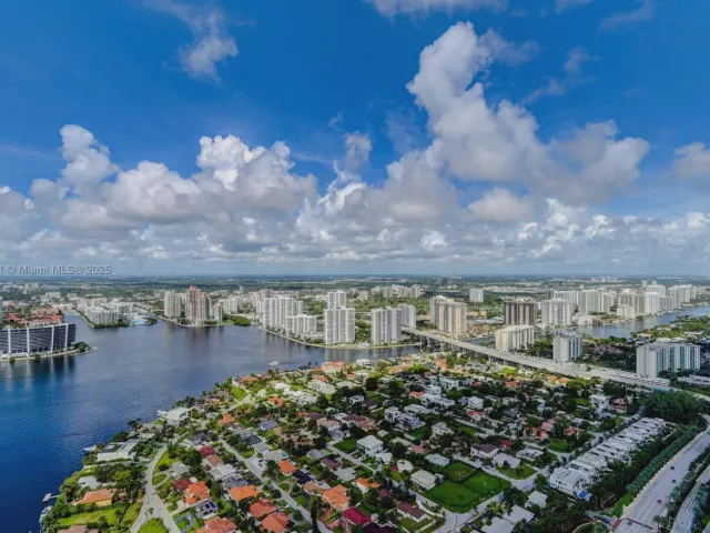 4-bedroom condo for rent in Sunny Isles Beach - 18501 Collins Ave 5001 - MondialRealty