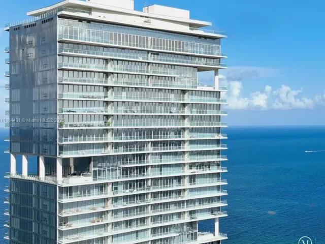 4-bedroom condo for rent in Sunny Isles Beach - 18501 Collins Ave 5001 - MondialRealty