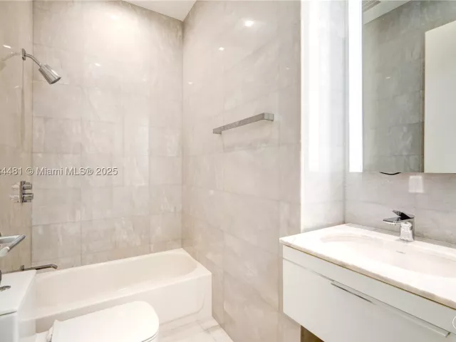 4-bedroom condo for rent in Sunny Isles Beach - 18501 Collins Ave 5001 - MondialRealty