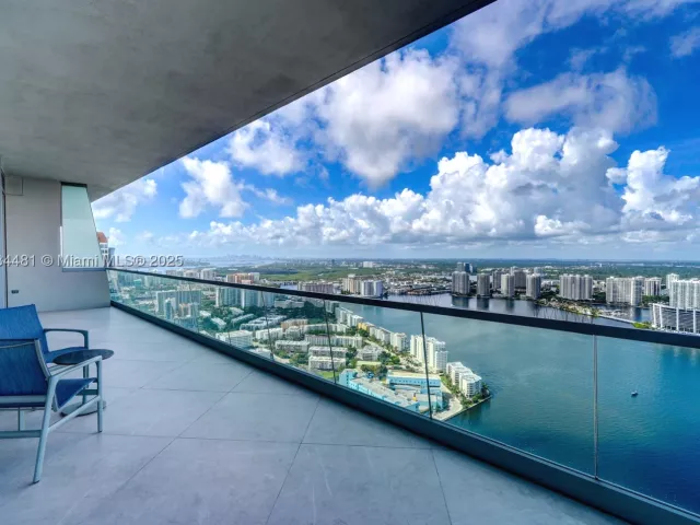 4-bedroom condo for rent in Sunny Isles Beach - 18501 Collins Ave 5001 - MondialRealty