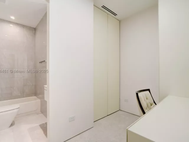 4-bedroom condo for rent in Sunny Isles Beach - 18501 Collins Ave 5001 - MondialRealty
