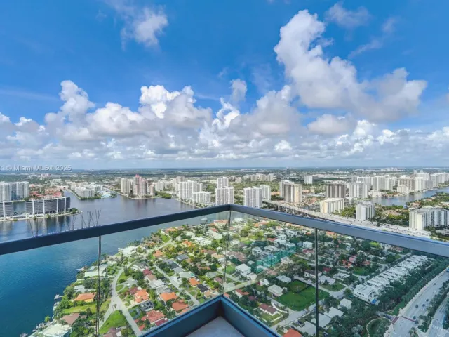 4-bedroom condo for rent in Sunny Isles Beach - 18501 Collins Ave 5001 - MondialRealty