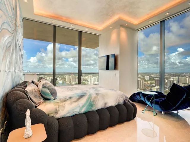 4-bedroom condo for rent in Sunny Isles Beach - 18501 Collins Ave 5001 - MondialRealty