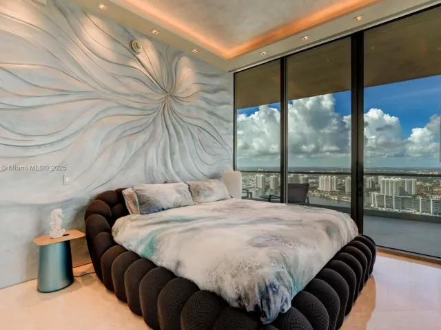 4-bedroom condo for rent in Sunny Isles Beach - 18501 Collins Ave 5001 - MondialRealty