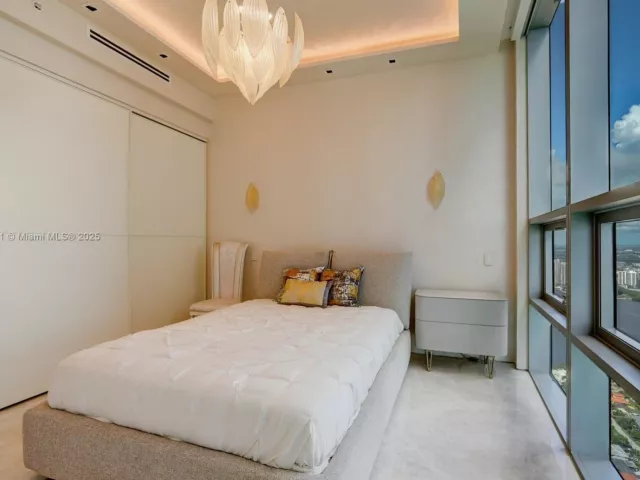 4-bedroom condo for rent in Sunny Isles Beach - 18501 Collins Ave 5001 - MondialRealty