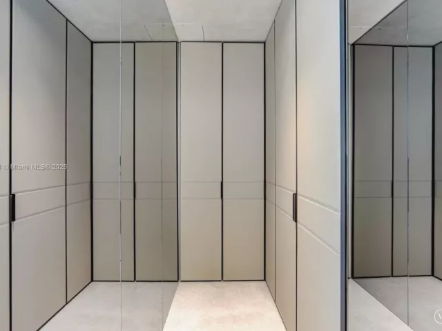 4-bedroom condo for rent in Sunny Isles Beach - 18501 Collins Ave 5001 - MondialRealty