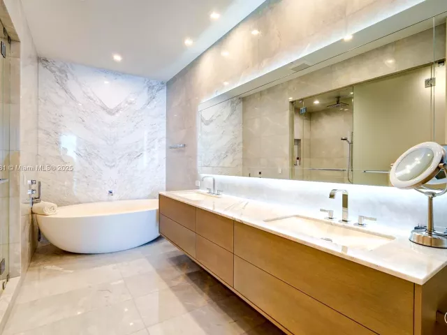 4-bedroom condo for rent in Sunny Isles Beach - 18501 Collins Ave 5001 - MondialRealty