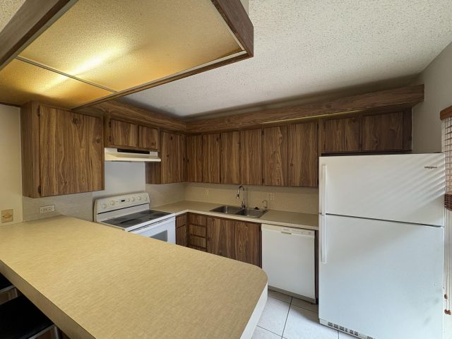 Home for rent at 2950 SW 22nd Circle 4a - photo 6595141