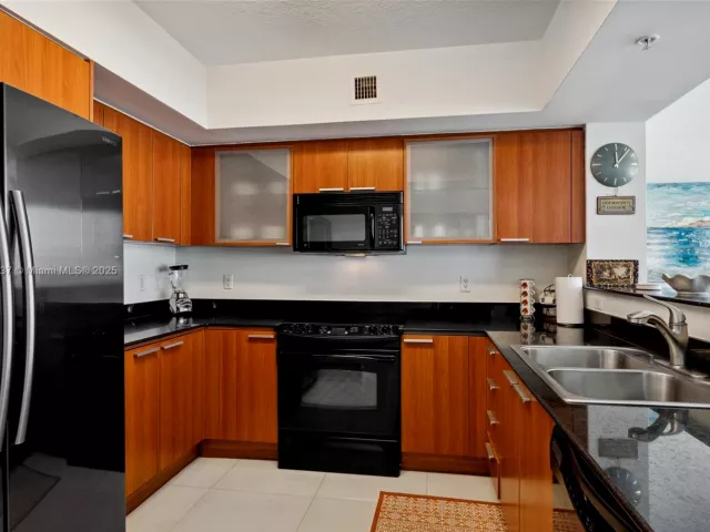 2-bedroom condo for rent in Sunny Isles Beach - 16699 Collins Ave 1407 - MondialRealty
