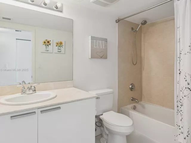 2-bedroom condo for rent in Sunny Isles Beach - 16699 Collins Ave 1407 - MondialRealty