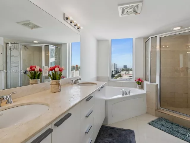 2-bedroom condo for rent in Sunny Isles Beach - 16699 Collins Ave 1407 - MondialRealty