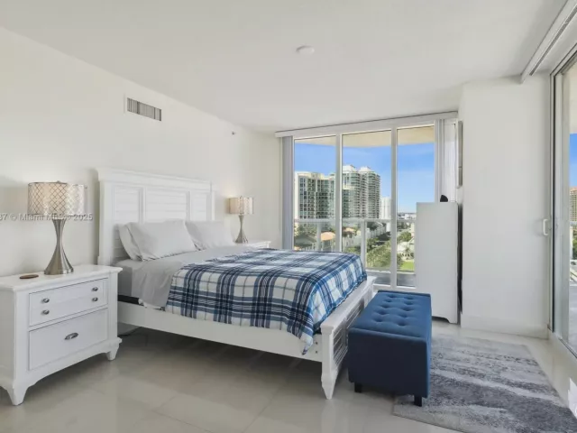 2-bedroom condo for rent in Sunny Isles Beach - 16699 Collins Ave 1407 - MondialRealty
