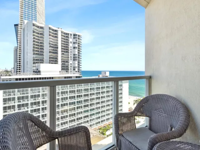 2-bedroom condo for rent in Sunny Isles Beach - 16699 Collins Ave 1407 - MondialRealty