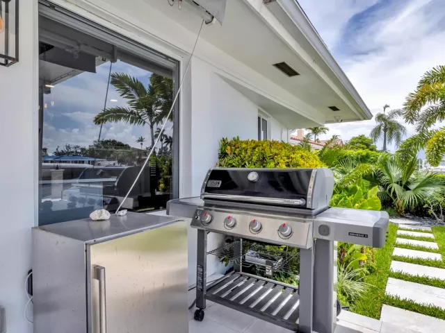 3-bedroom home for rent in Pompano Beach - 2005 N Riverside Drive - MondialRealty