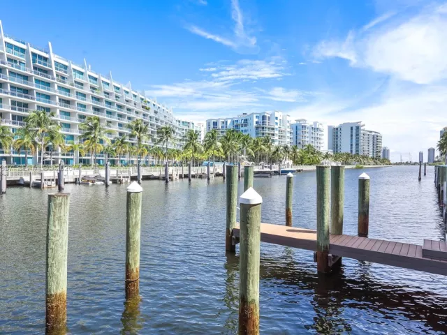 2-bedroom condo for sale in Aventura - 3001 NE 185th St 411 - MondialRealty