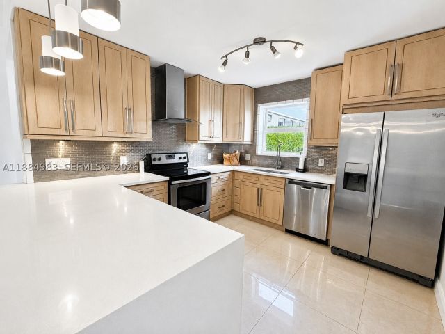 4-bedroom home for rent in Fort Lauderdale - 2830 NE 56 ct - MondialRealty