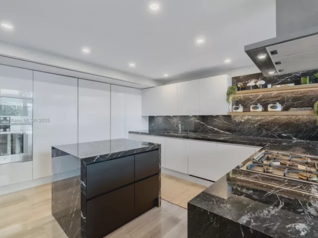 2-bedroom condo for sale in Miami Beach - 4701 N Meridian Ave 222 - MondialRealty