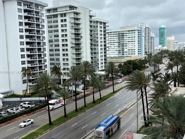 1-bedroom condo for sale in Miami Beach - 5701 Collins Ave 709 - MondialRealty