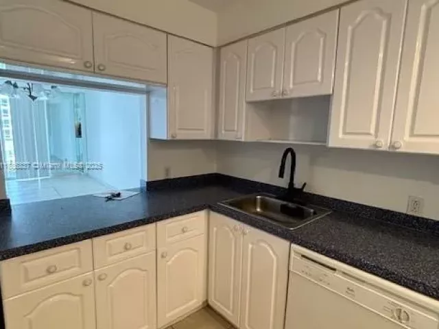 1-bedroom condo for sale in Miami Beach - 5701 Collins Ave 709 - MondialRealty