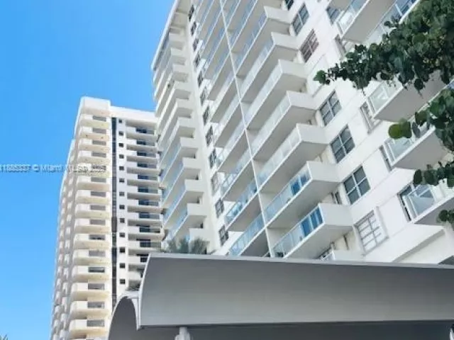 1-bedroom condo for sale in Miami Beach - 5701 Collins Ave 709 - MondialRealty