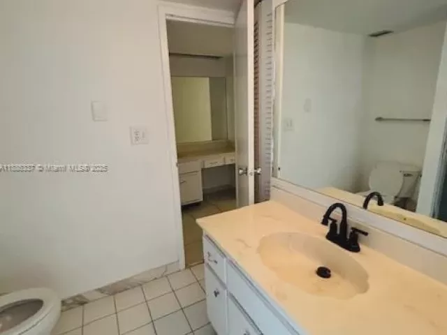 1-bedroom condo for sale in Miami Beach - 5701 Collins Ave 709 - MondialRealty