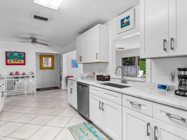 Home for rent at 15 NE 18th Street - photo 6594980