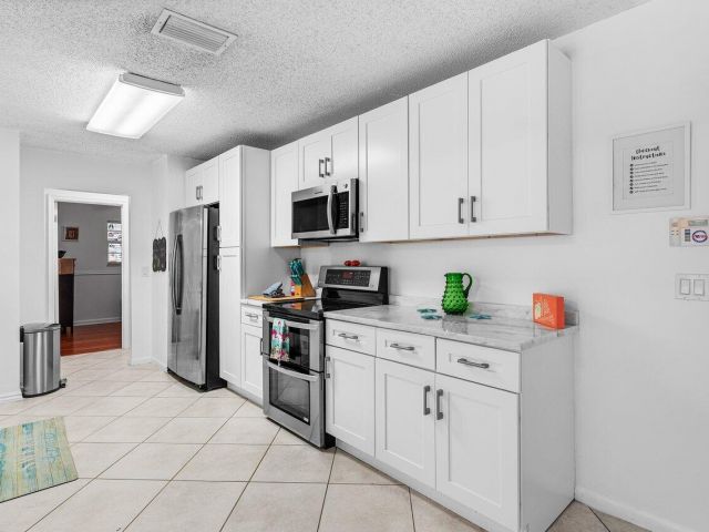 Home for rent at 15 NE 18th Street - photo 6594981