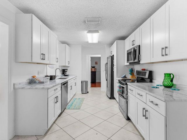 Home for rent at 15 NE 18th Street - photo 6594982