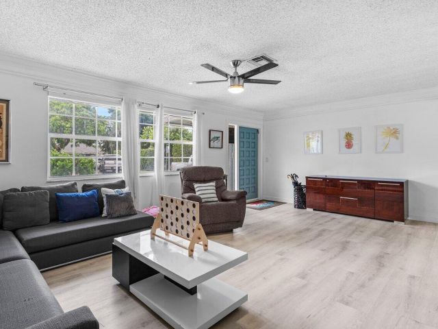 Home for rent at 15 NE 18th Street - photo 6594983