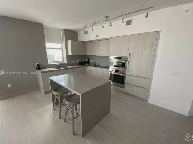 2-bedroom condo for sale in Hollywood - 4010 S Ocean Dr R401 - MondialRealty