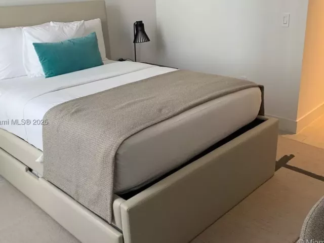 2-bedroom condo for sale in Hollywood - 4010 S Ocean Dr R401 - MondialRealty