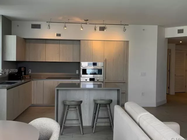 2-bedroom condo for sale in Hollywood - 4010 S Ocean Dr R401 - MondialRealty