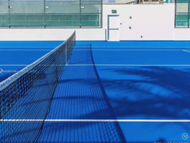 2-bedroom condo for sale in Hollywood - 4010 S Ocean Dr R401 - MondialRealty