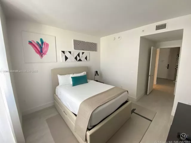 2-bedroom condo for sale in Hollywood - 4010 S Ocean Dr R401 - MondialRealty