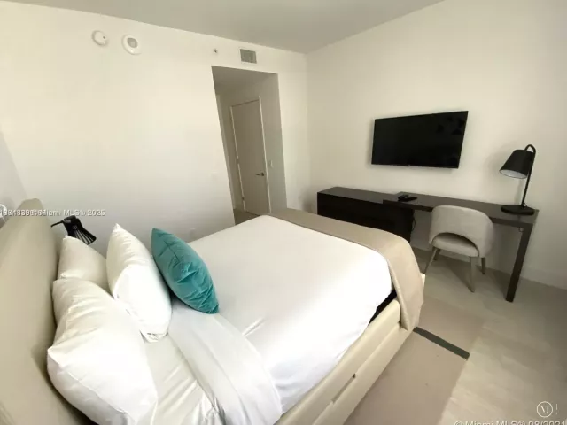 2-bedroom condo for sale in Hollywood - 4010 S Ocean Dr R401 - MondialRealty