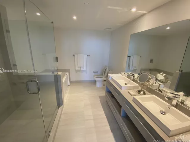 2-bedroom condo for sale in Hollywood - 4010 S Ocean Dr R401 - MondialRealty