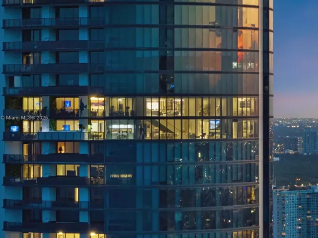 4-bedroom condo for sale in Sunny Isles Beach - 18555 Collins Ave 4405 - MondialRealty