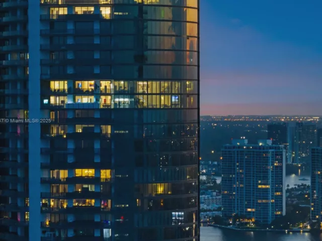 4-bedroom condo for sale in Sunny Isles Beach - 18555 Collins Ave 4405 - MondialRealty