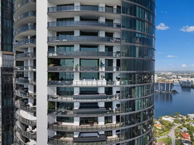 4-bedroom condo for sale in Sunny Isles Beach - 18555 Collins Ave 4405 - MondialRealty
