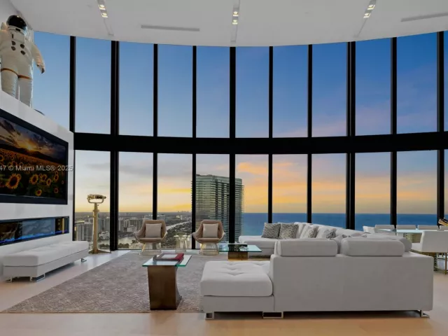 4-bedroom condo for sale in Sunny Isles Beach - 18555 Collins Ave 4405 - MondialRealty