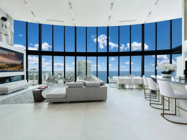 4-bedroom condo for sale in Sunny Isles Beach - 18555 Collins Ave 4405 - MondialRealty